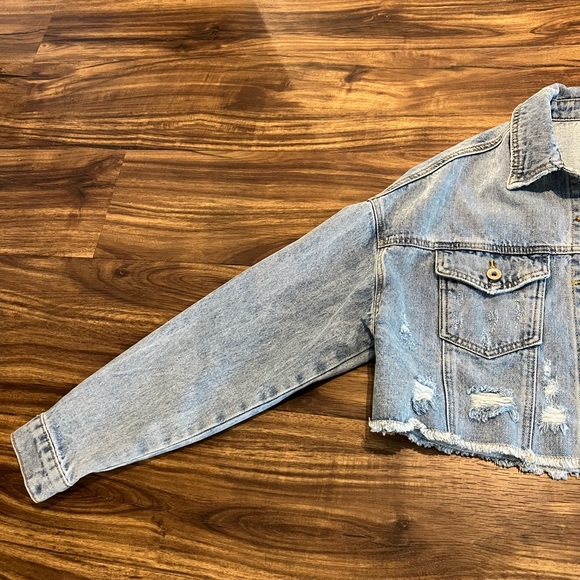 Revolve Oversized Distressed Cropped Denim Jacket NEVER WORN - Picture 7 of 9